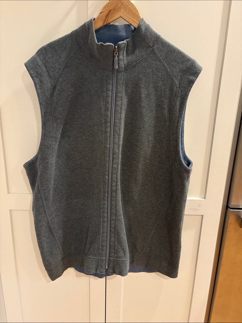 Men's Gray Zip-Front Sleeveless Sweater Vest